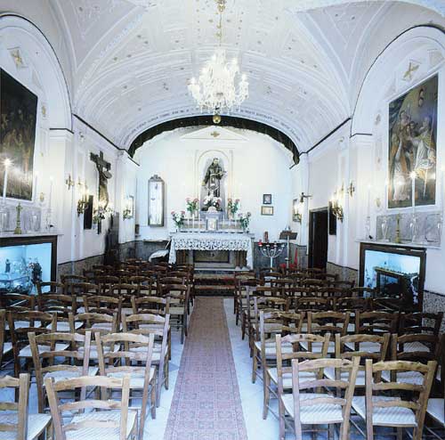 L'interno della casa natale trasformata in chiesa.