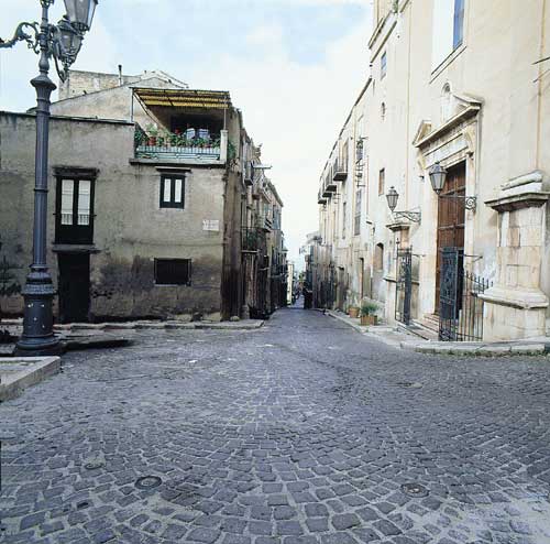 La presunta bottega di calzolaio (a sinistra) sulla piazza in cui si inizi&ograve; la sfida con la spada, 