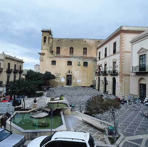 La piazza e la porta della chiesa madre di Corleone 
