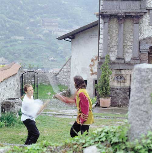 Dalla piazzetta, incominci&ograve; il duello 