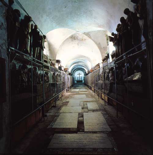 Le catacombe del convento di Palermo.