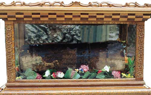 Il pezzo di tronco che serviva come cuscino