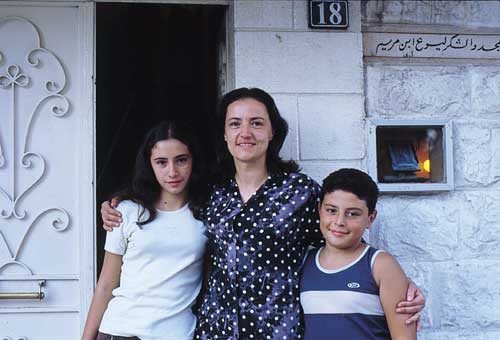  Myrna con i due figli 